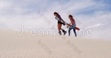 在沙漠里拿着沙板走路的夫妇